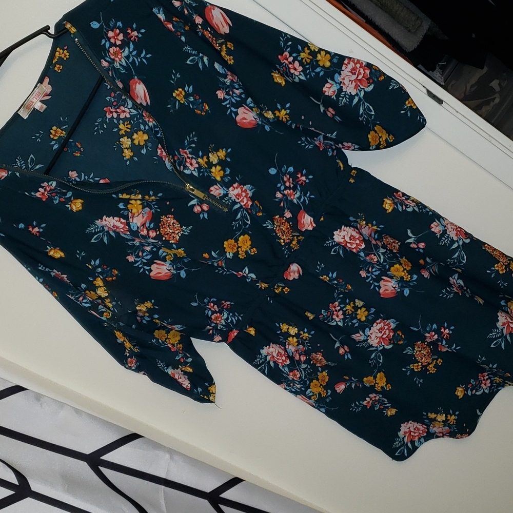 Womens dress with zipper.